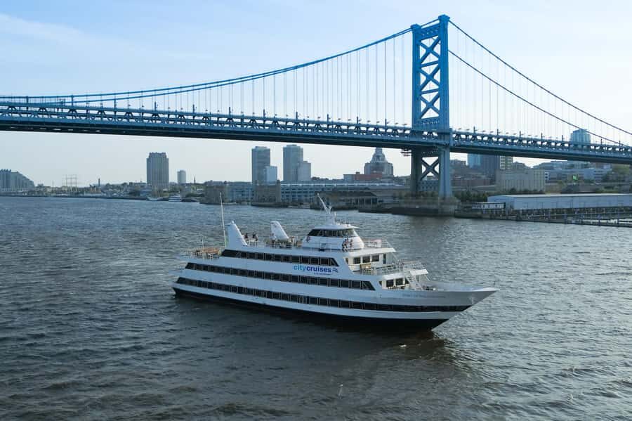 City Cruises Philadelphia: Buffet Brunch/Lunch/Dinner Cruise - The Buffet Experience: Quality and Variety