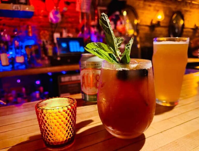 Downtown Louisville: Misfits and Mayhem Walk with Cocktail - The Guide: Charismatic and Entertaining