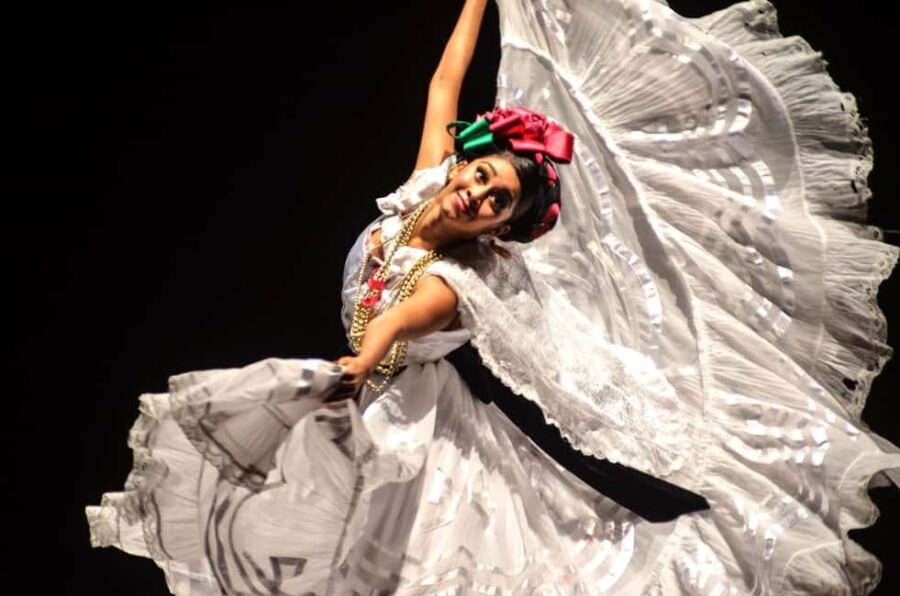 Enjoy the Folkloric Ballet at the Palacio de Bellas Artes - Who Will Love This Experience?