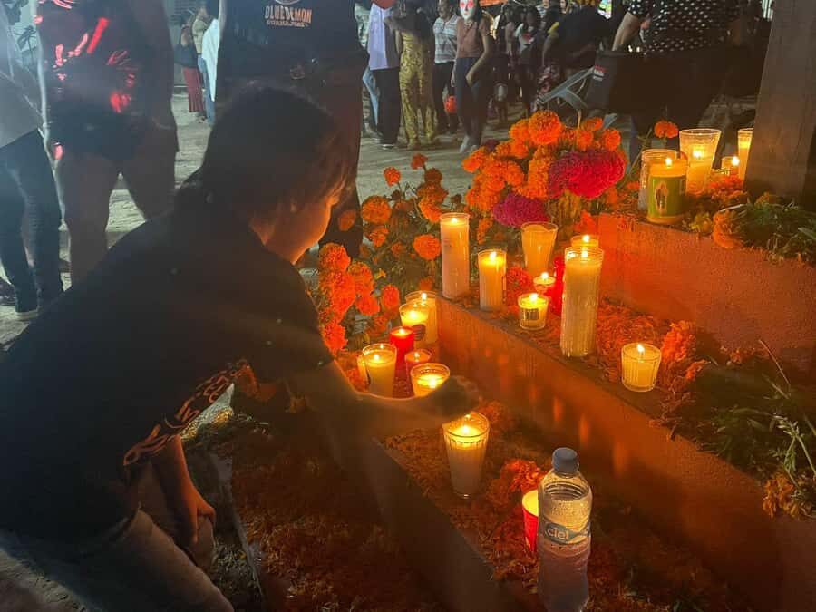 Huatulco: Day of the Dead Celebration with Dinner - Visiting the Cemetery: A Quiet Reflection