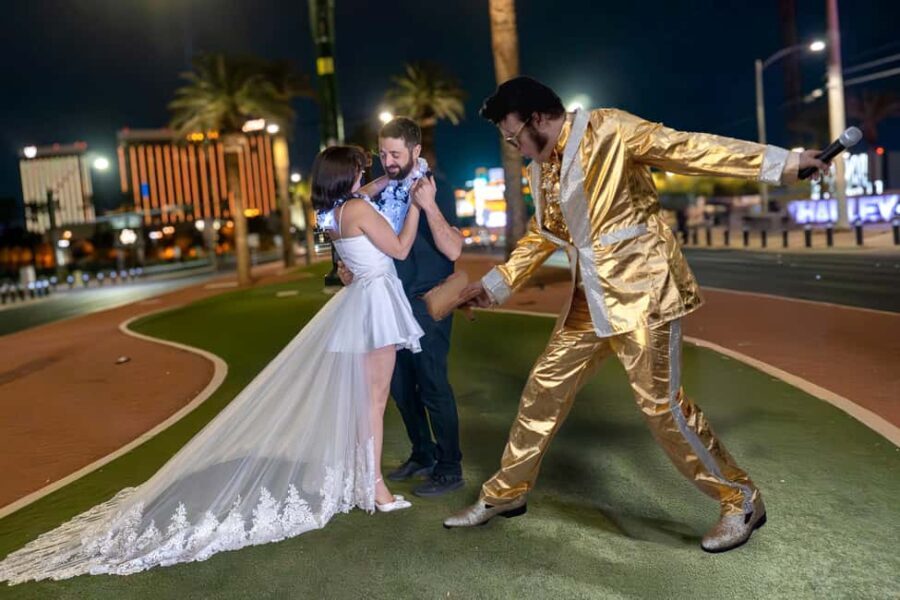 Las Vegas: Gold Elvis Vow Renewal or Wedding at Welcome Sign - What to Expect During the Experience