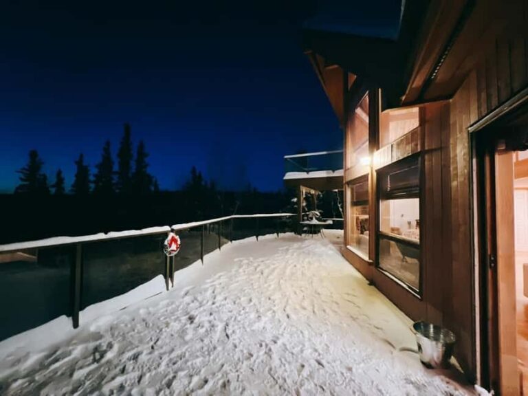 Madeline Lake: Aurora Lodge and Aurora Chasing Tour - Photography and Memories