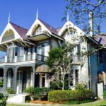 New Orleans: Garden District & Lafayette Cemetery gates Tour - Homes of the Famous and the Not-So-Famous