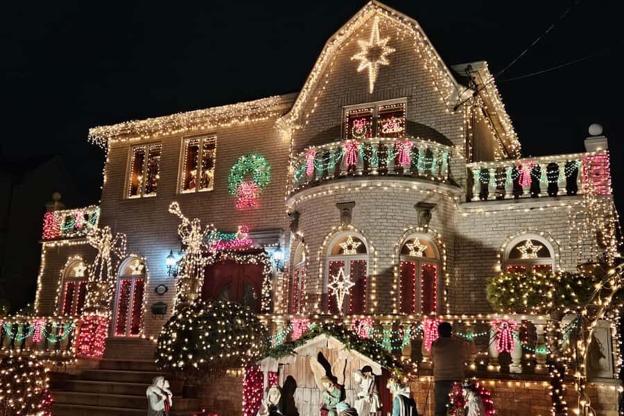 New York: Dyker Heights Christmas Lights Guided Walking Tour - Who Should Consider This Tour?