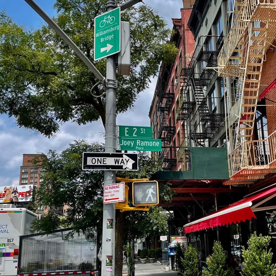 New York Underground: The 80s Art & Music Revolution - The Art Scene: From Grit to Gallery