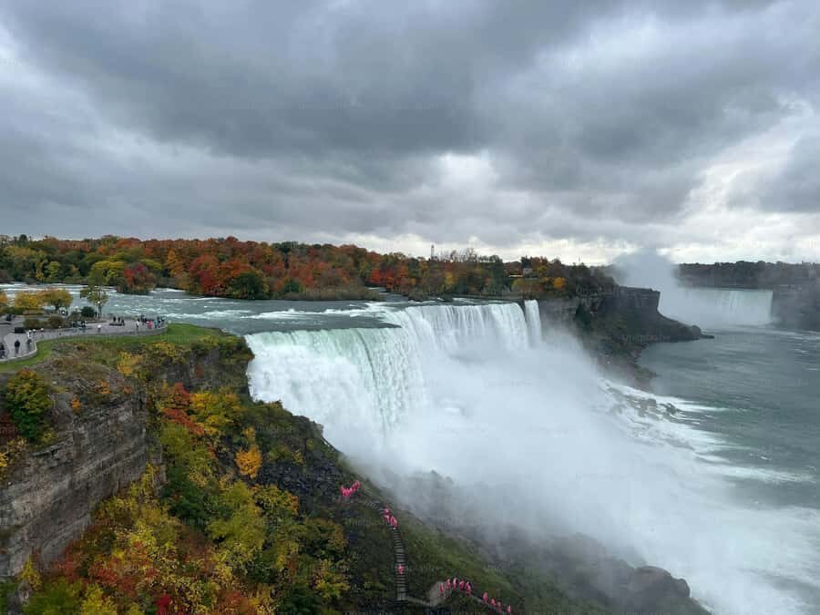 Niagara Falls: Day Tour with Boat Ride & Guide - The Role of the Guide and Group Size