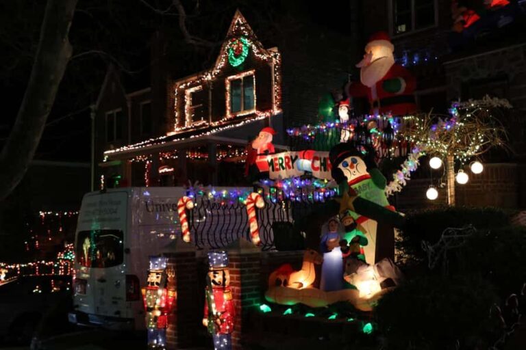 NYC: Christmas Lights Dyker Heights, Bay Ridge and DUMBO - What’s Included and What’s Not