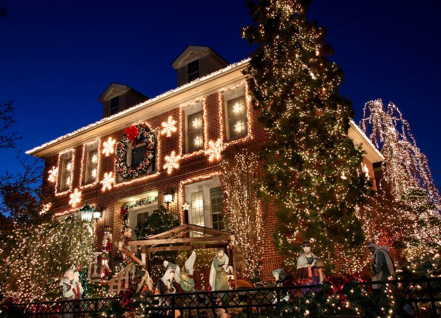 NYC: Dyker Heights and NYC Holiday Lights Luxury Bus Tour - The Practicalities: What to Expect