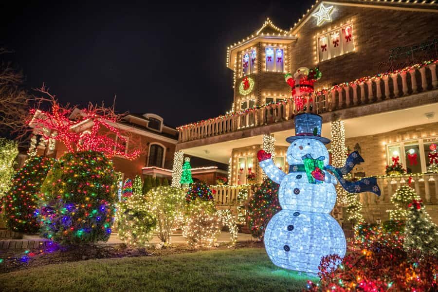 NYC: Dyker Heights Holiday Lights Tour with Cocoa & Cookie - Authenticity and Practical Tips