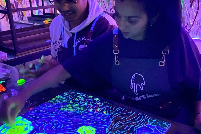 Paint-In-Dark Drawing Class in New York - What Makes It Special?