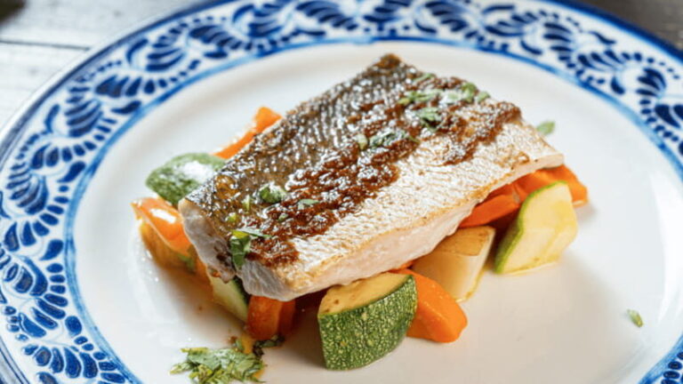 Romantic dinner in front of the sea - What the Reviewers Say