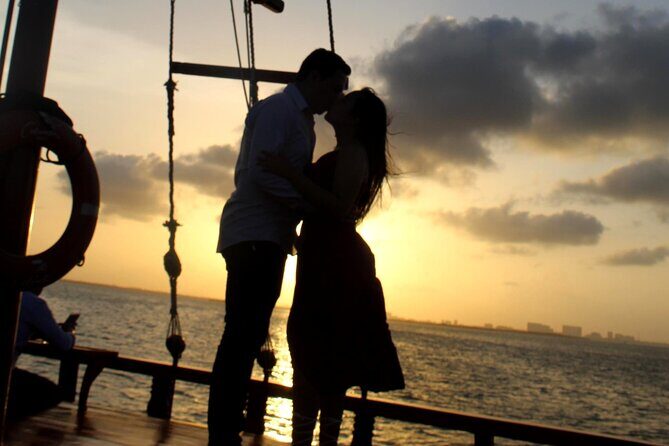 Romantic Dinner Touring the Nichupté Lagoon in Galeón - Who Should Consider This Cruise