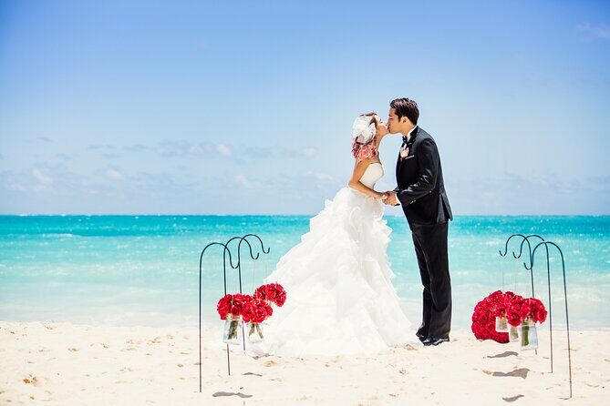 Romantic Oceanfront Beach Wedding in Honolulu - Logistics and Group Size