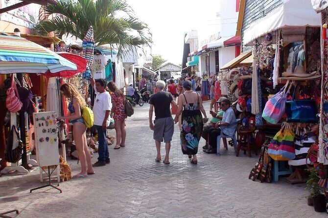 Sailing and snorkeling on a luxury catamaran to Isla Mujeres - The Details of the Day