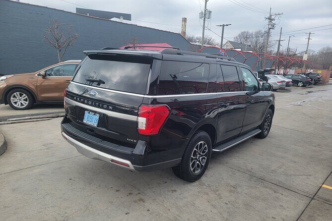 Seamless Chicago Airport Transfers with Deenil Experiences - Why Choose Private Over Rideshare or Taxi?