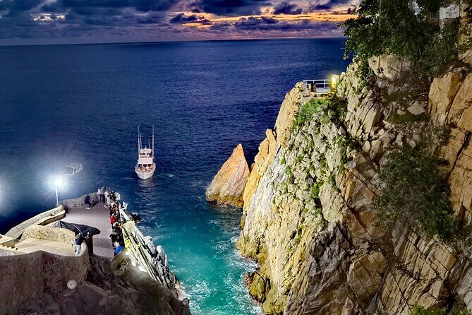 Sunset + High Cliff Divers La Quebrada at La Perla - Only Drinks - Who Will Love This Experience?