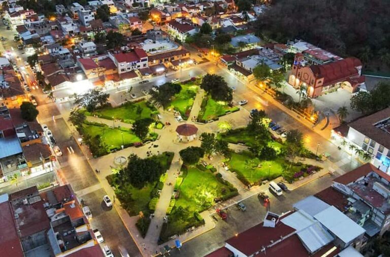 Sunset in Huatulco and pairing: Mezcal and Tlayuda - The Atmosphere and Ambiance