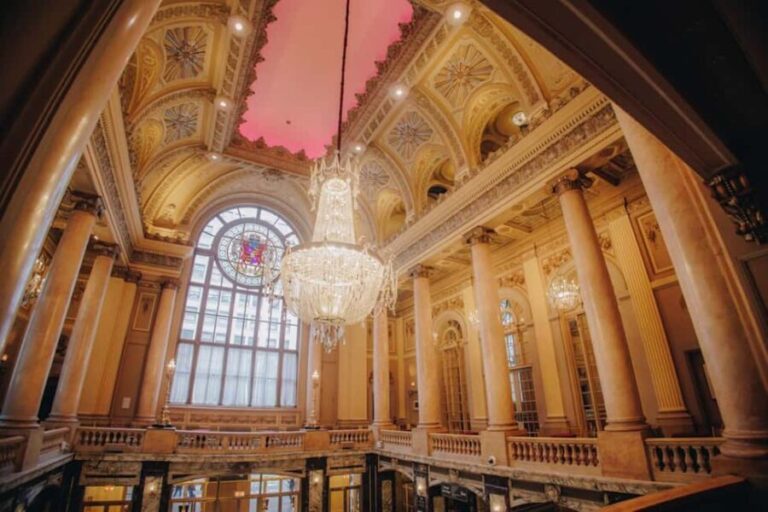 The Chicago Theatre Tour Experience - Key Points