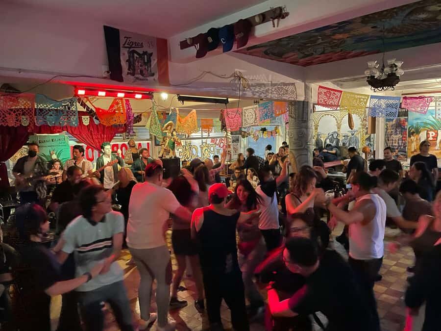 THE MEXICO CITY PUB CRAWL: A real chilango night - The Experience in Detail