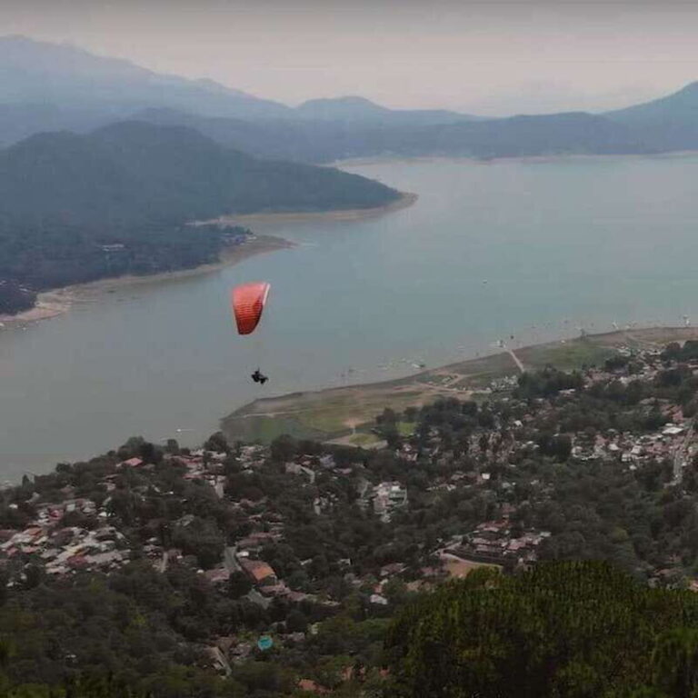 Valle de Bravo: Paragliding Flight - An Authentic View of Valle de Bravo from the Sky