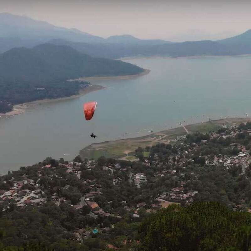 Valle de Bravo: Paragliding Flight - An Authentic View of Valle de Bravo from the Sky