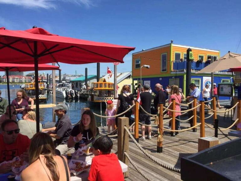 Vancouver: Butchart Gardens and Victoria City Tour - Transportation and Group Size