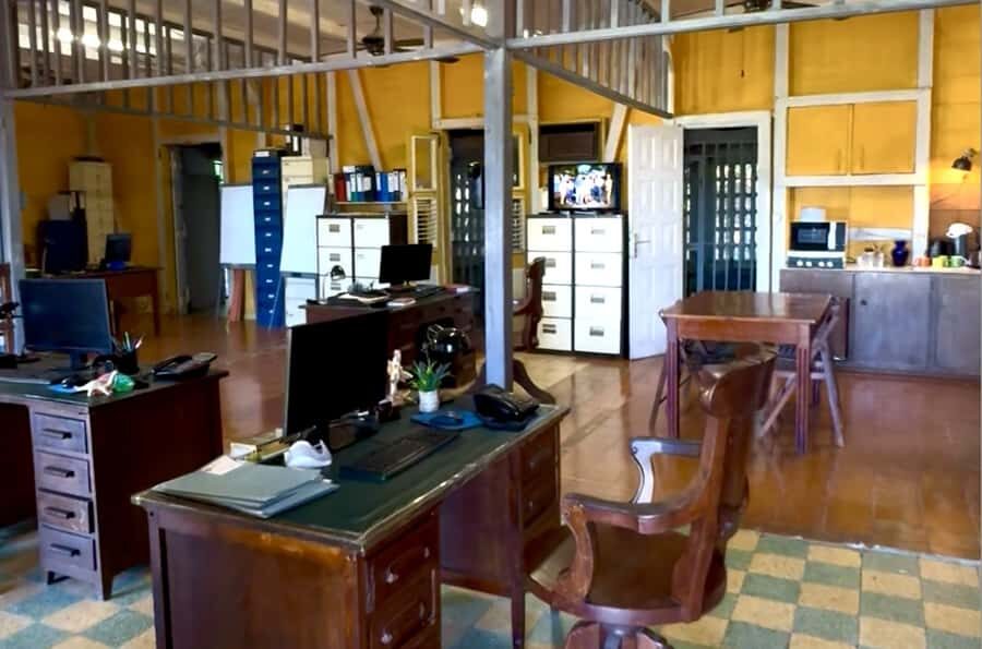 Walking Tour: Death in Paradise & Honoré Police Station Set - Authenticity and Travel Experience