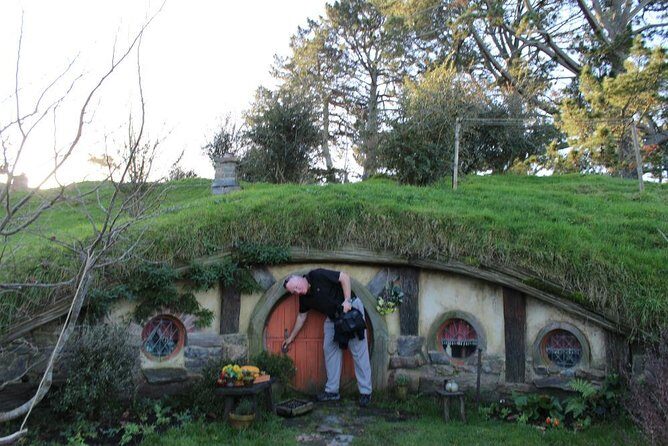 2-Day Hobbiton, Rotorua, Waitomo Caves Tour from Auckland with Accommodation - Transportation and Group Dynamics