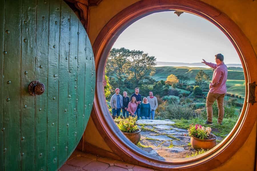 Auckland: Hobbiton Movie Set Day Trip with Festive Lunch - Exploring Hobbiton: The Set Tour