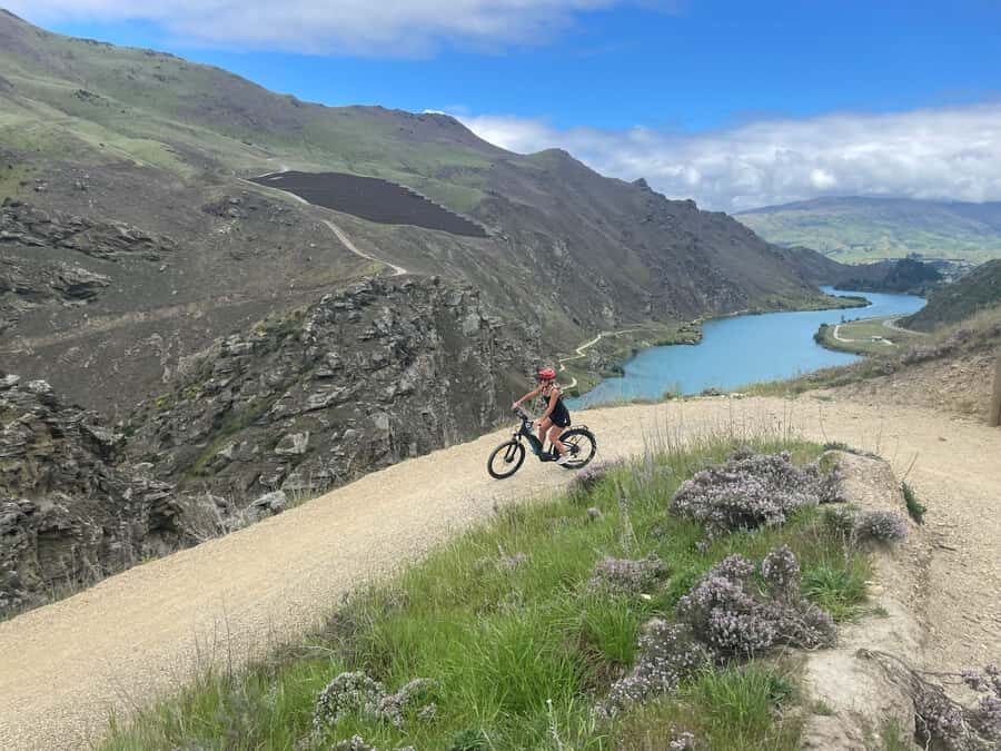 Cromwell: Lake Dunstan Trail Bike Rental and Luxury Shuttle - What Makes This Tour Stand Out?