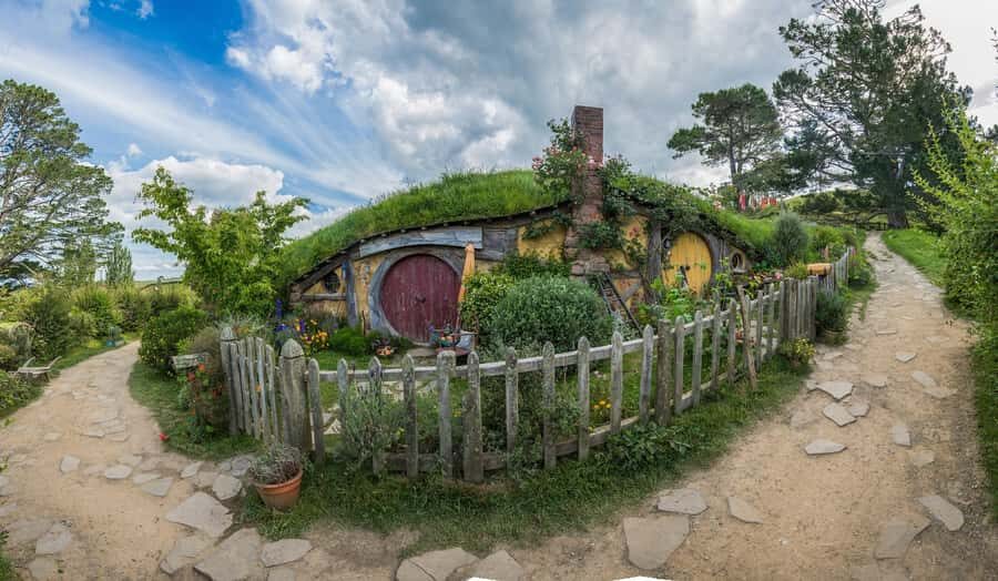 From Auckland: Hobbiton & Waitomo Caves Day Trip with Lunch - Transportation, Group Size, and Price