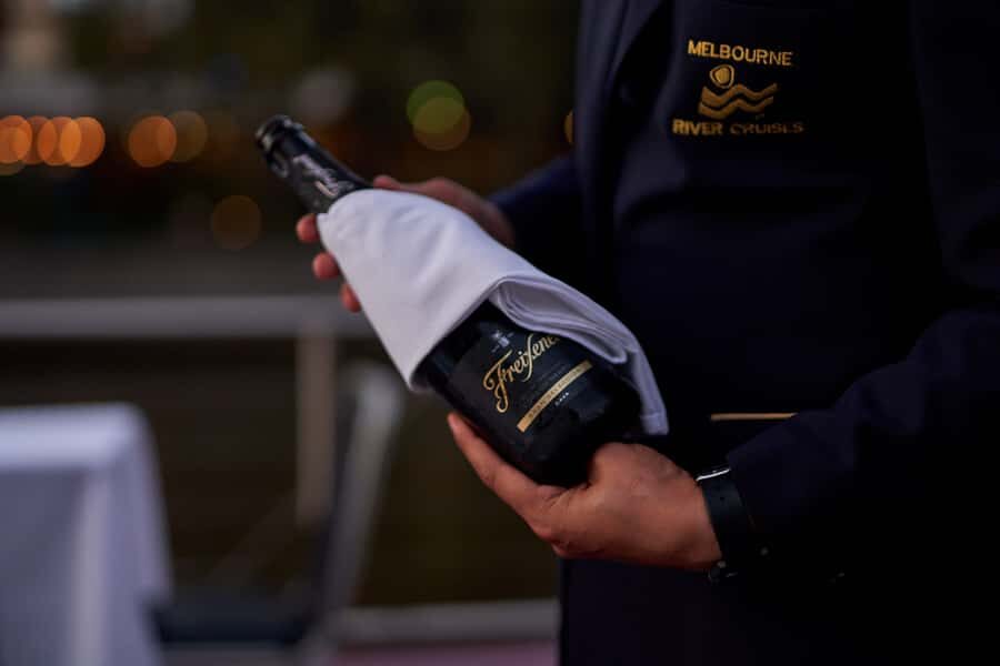 Melbourne: 4-Course Dinner Cruise with Drinks - Drinks and Atmosphere