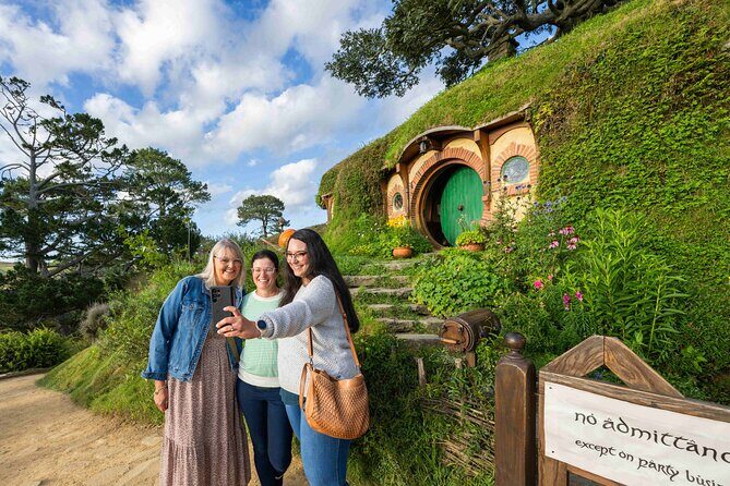 Private Hobbiton Movie Set & Waitomo Caves in a Day from Auckland - The Journey Begins: From Auckland to Waikato