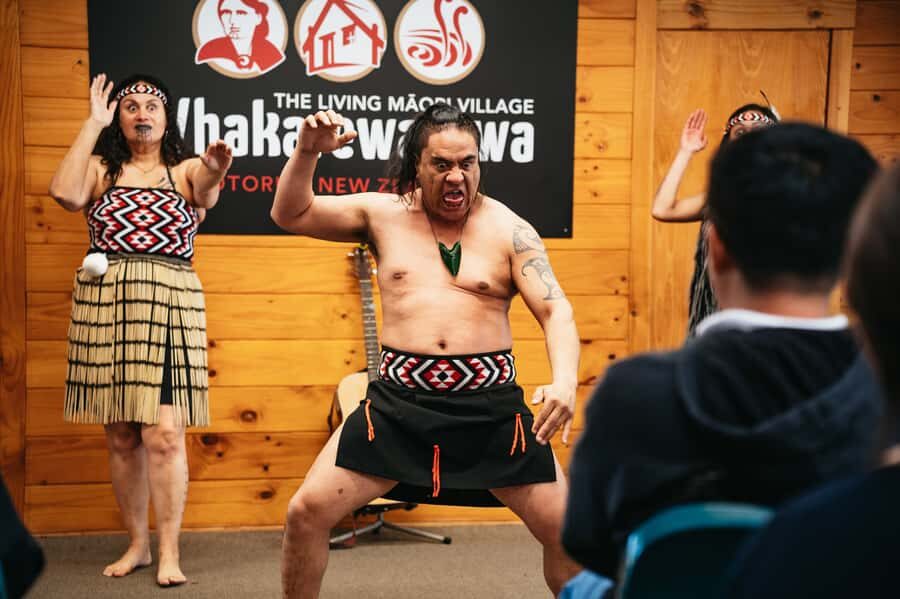 Rotorua: Mori Cultural Performance with Dancing - Authenticity and Setting: Why Location Matters