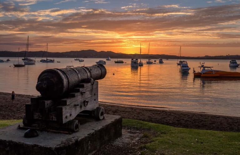 Russell: 1-Hour Sightseeing Tour by Coach & Long Beach - A Close Look at the Tour Experience